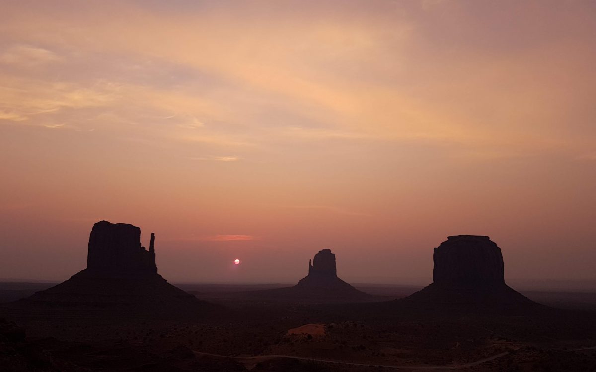 Ouest Américain Lever de soleil sur Monument Valley