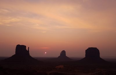 Lever de soleil sur Monument Valley