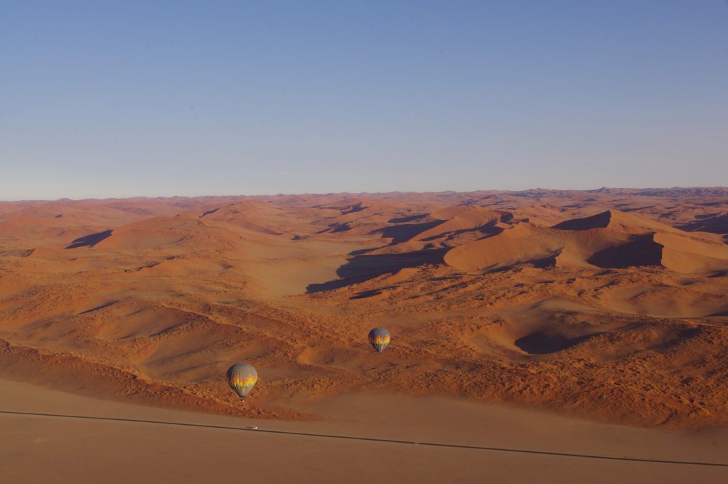 Lever de soleil sur les dunes, en montgolfières