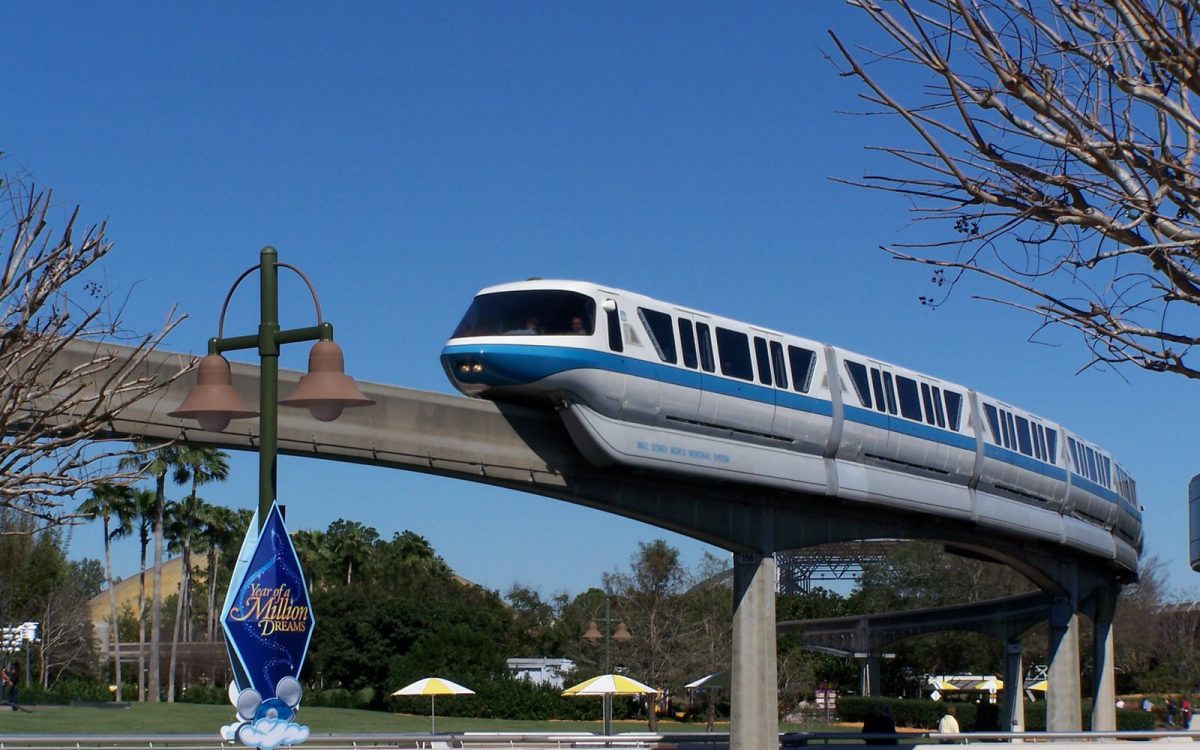 Epcot 2008 et boutiques Le monorail traverse Epcot