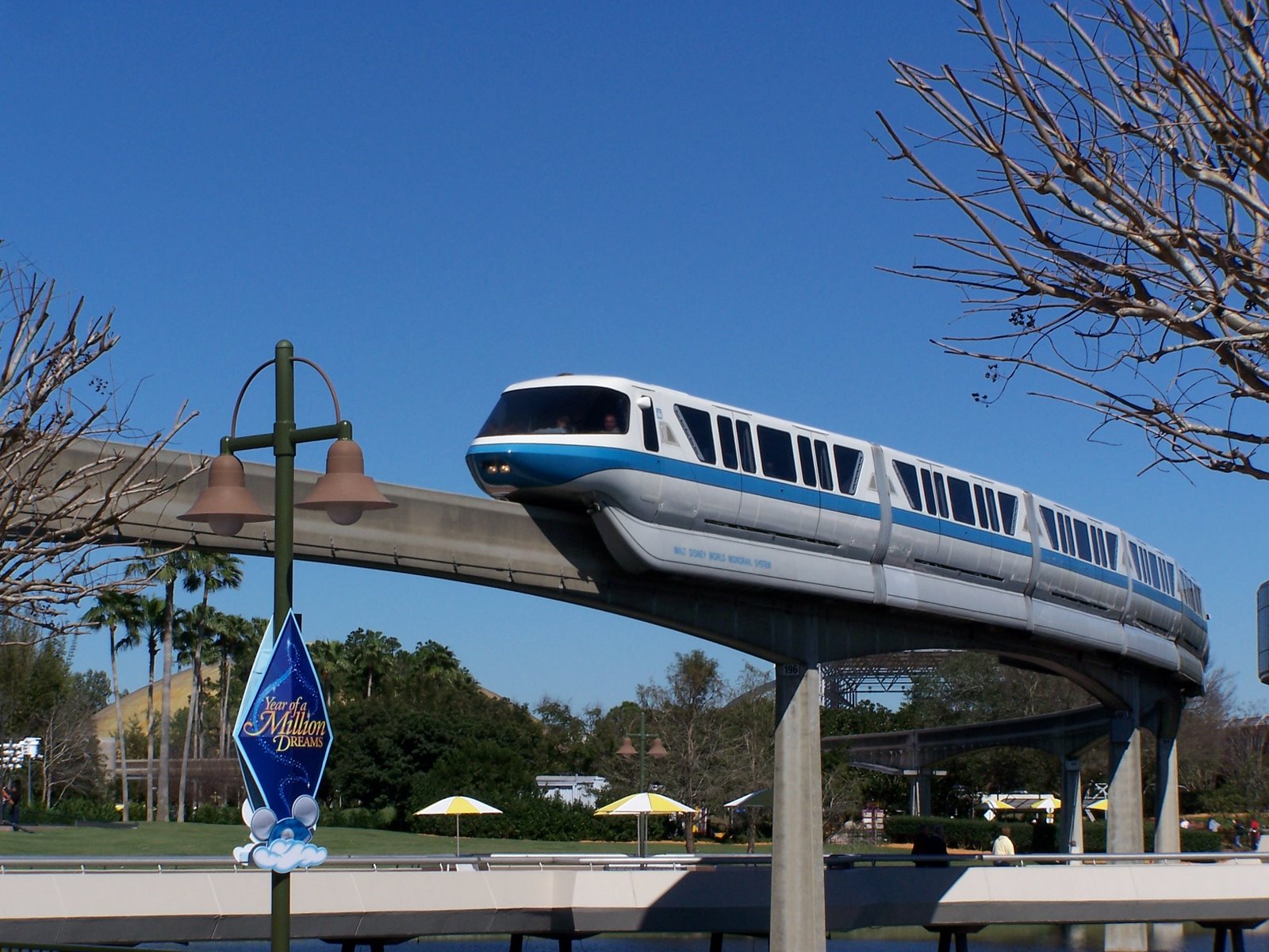 Le monorail traverse Epcot