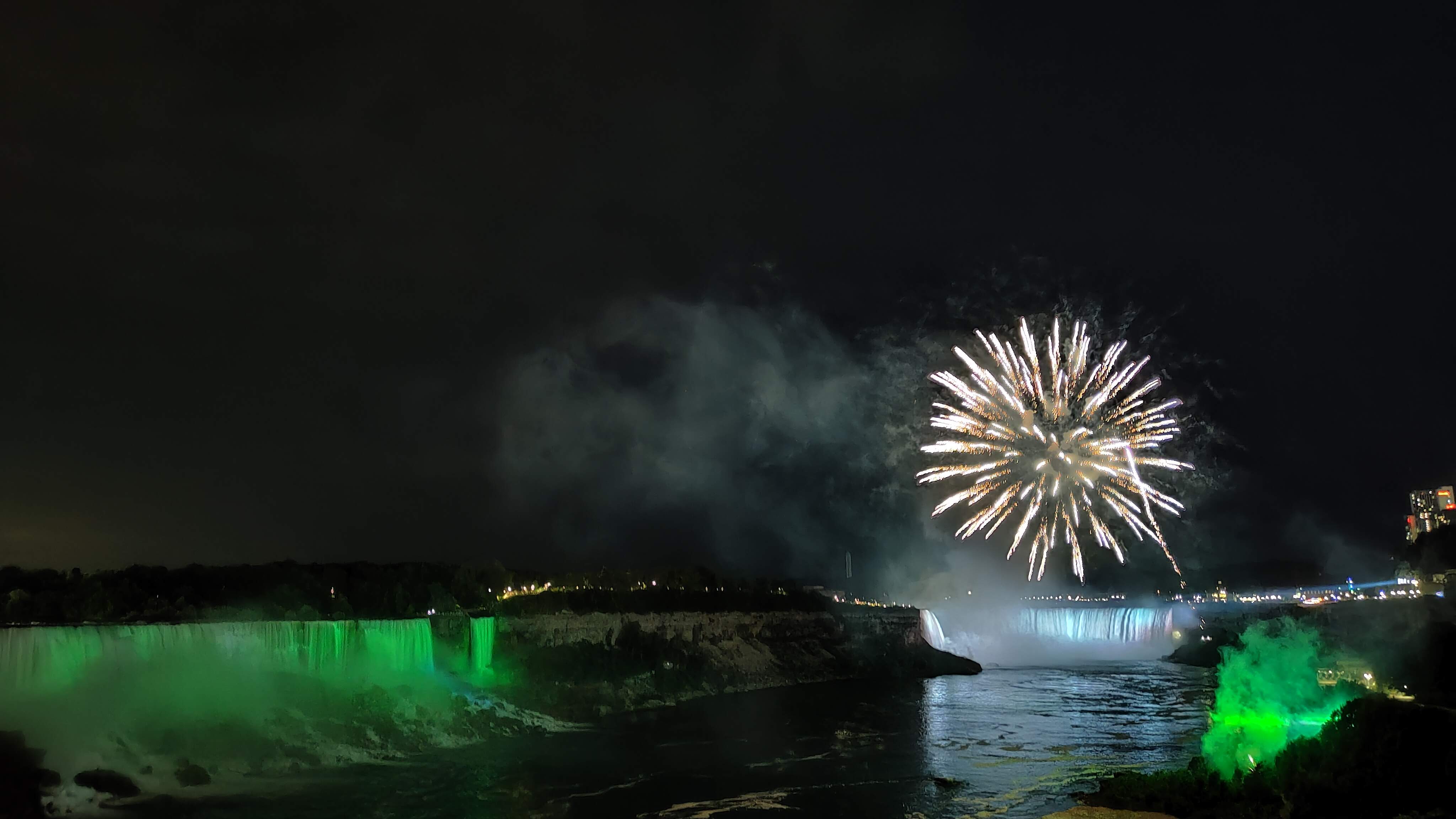 Feu d'artifice sur les chutes
