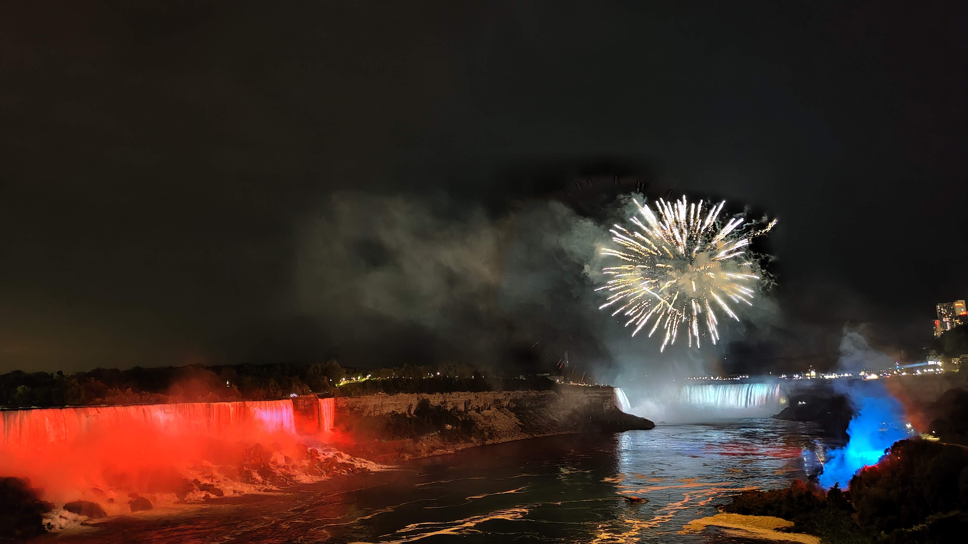 Feu d'artifice sur les chutes