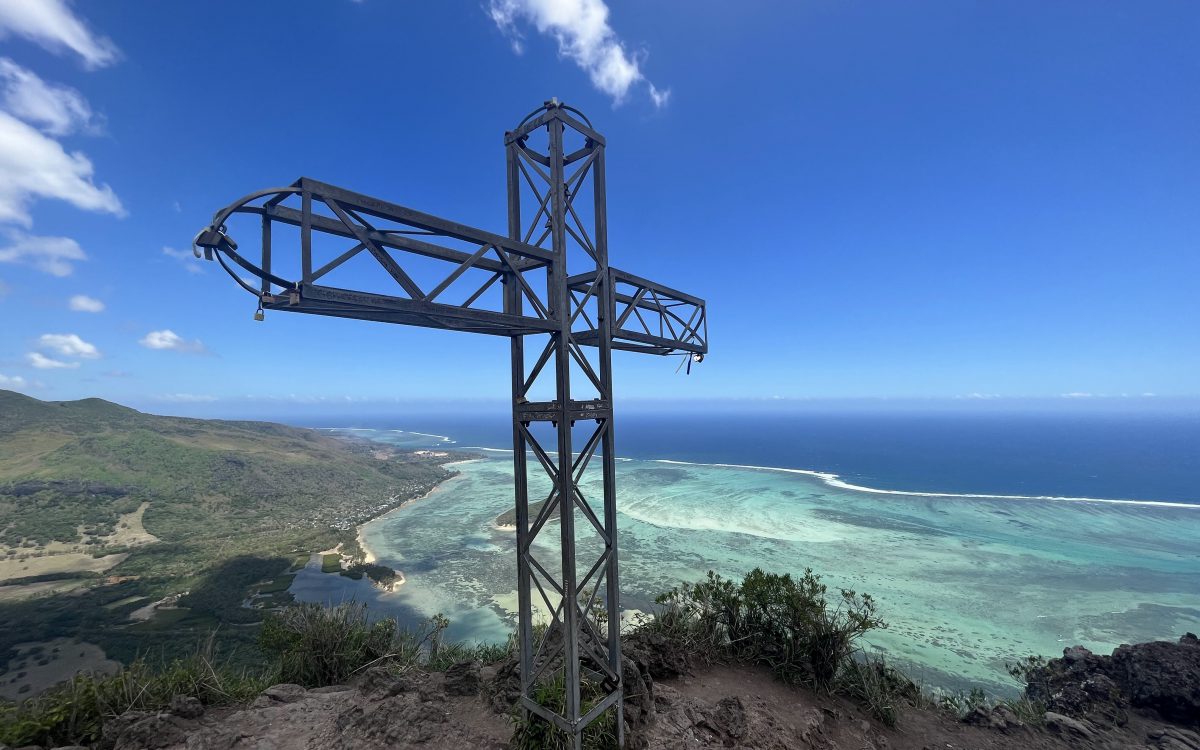 Le Morne Brabant La croix au sommet du Morne Brabant