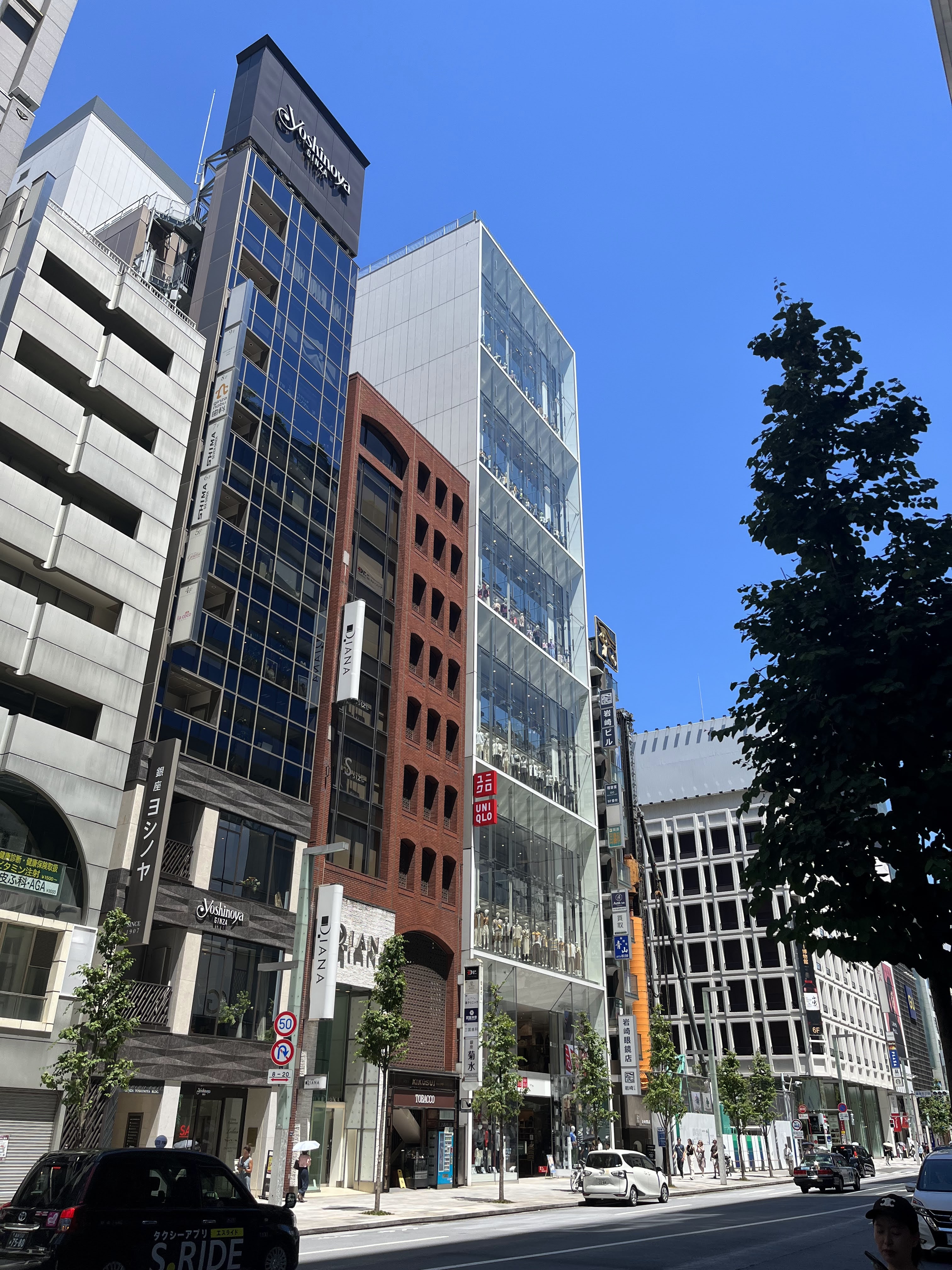 L'immense magasin Uniqlo de 13 étages de Ginza