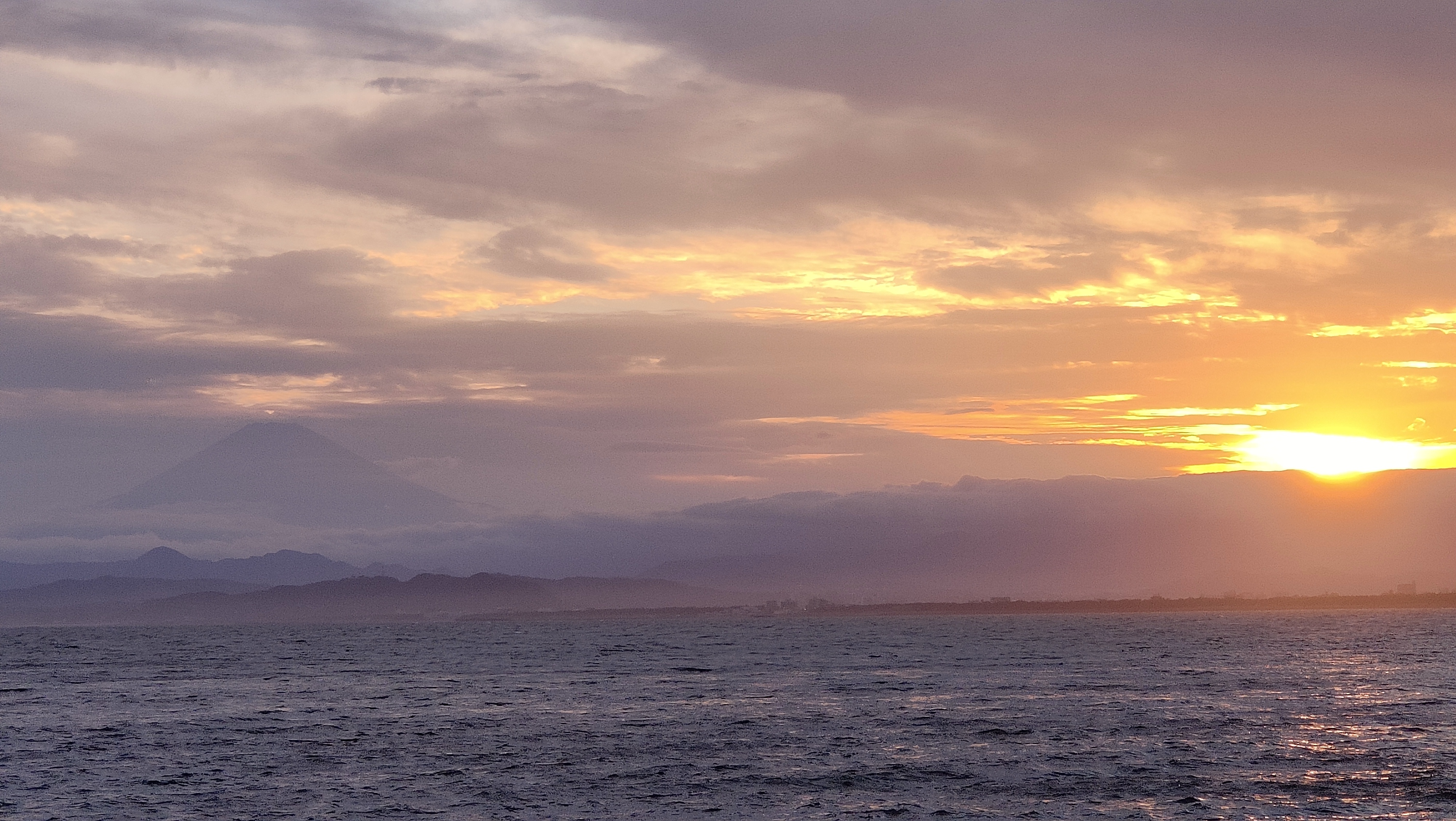 Coucher de soleil sur Enoshima, avec le Mont Fuji