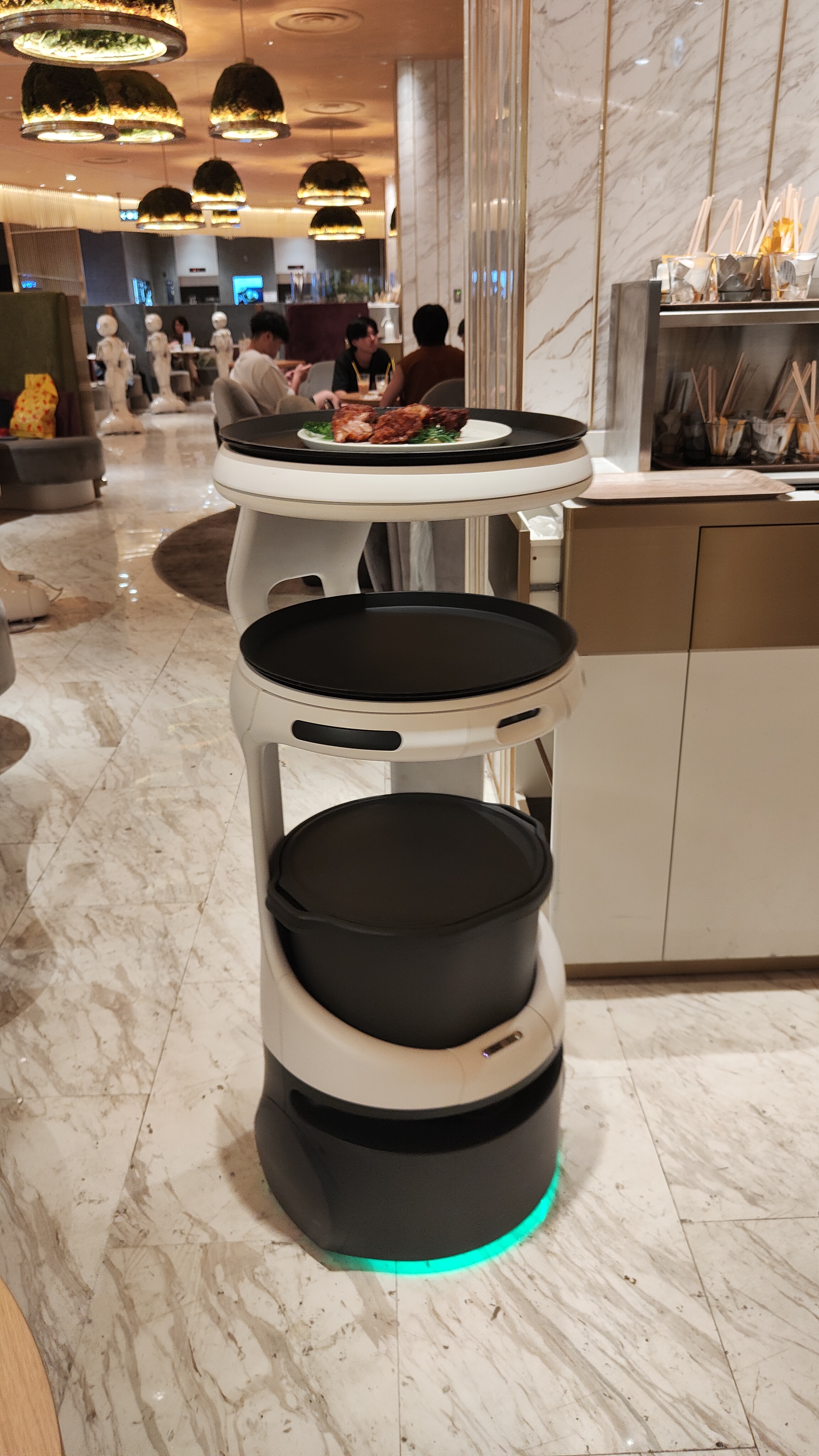 Le robot qui amène les plats dans Pepper Parlor
