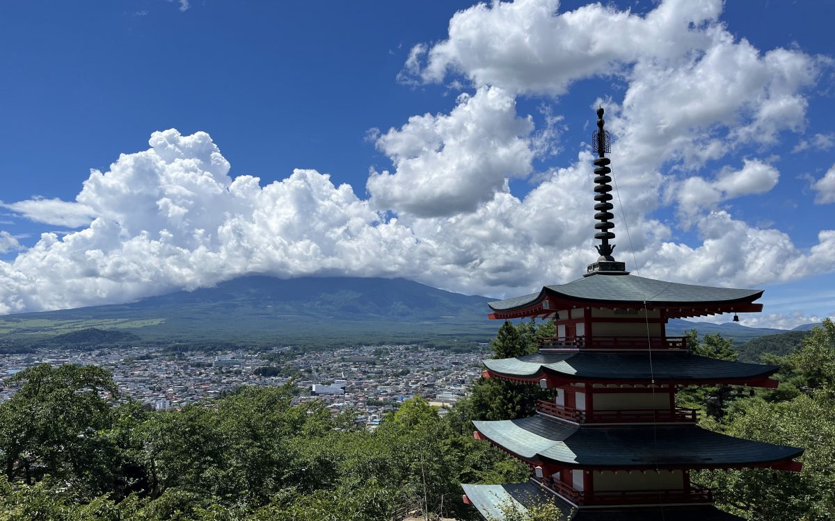Mont Fuji Pagode Chureito avec le Mont Fuji, dans les nuages