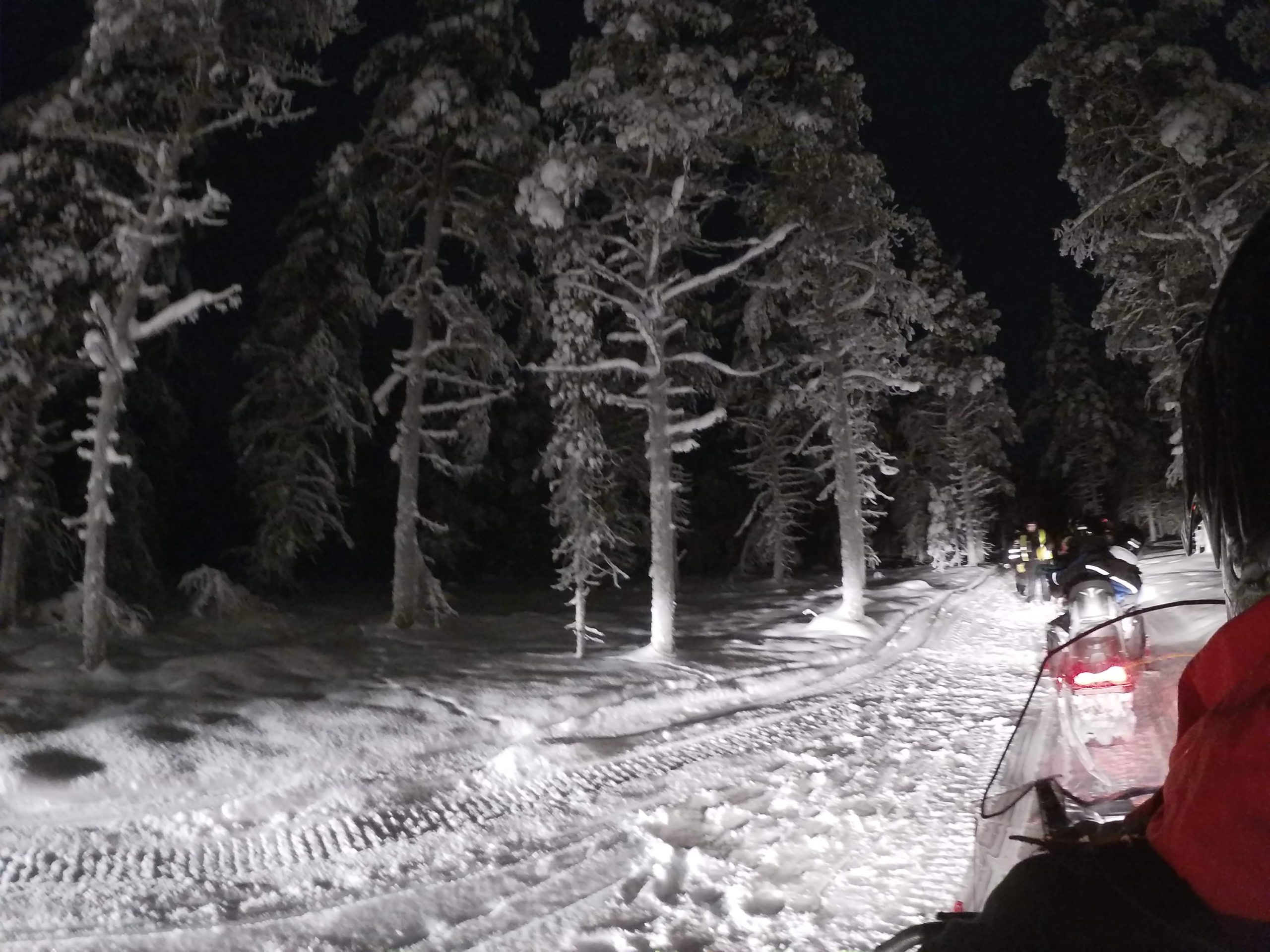 chasse aux aurores boréales en motoneige