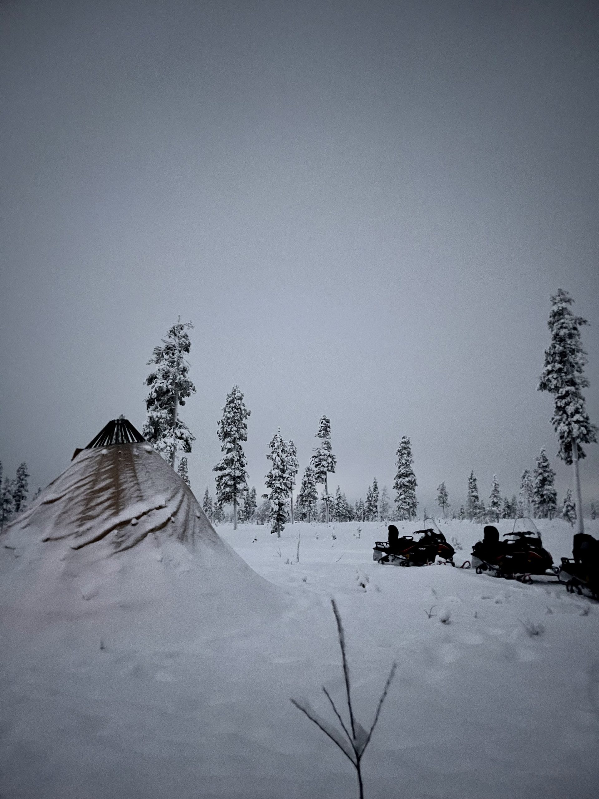 chasse aux aurores boréales en motoneige