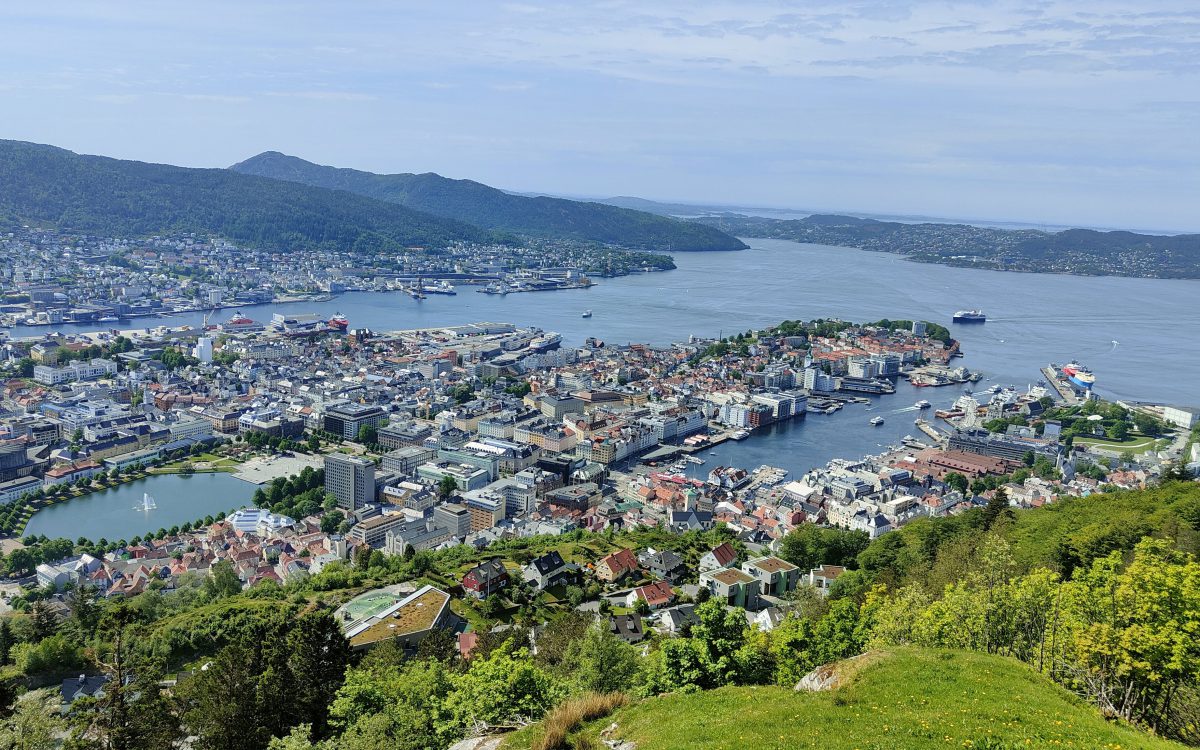 Bryggen et Fløyen Vue sur Bergen depuis le mont Floyen
