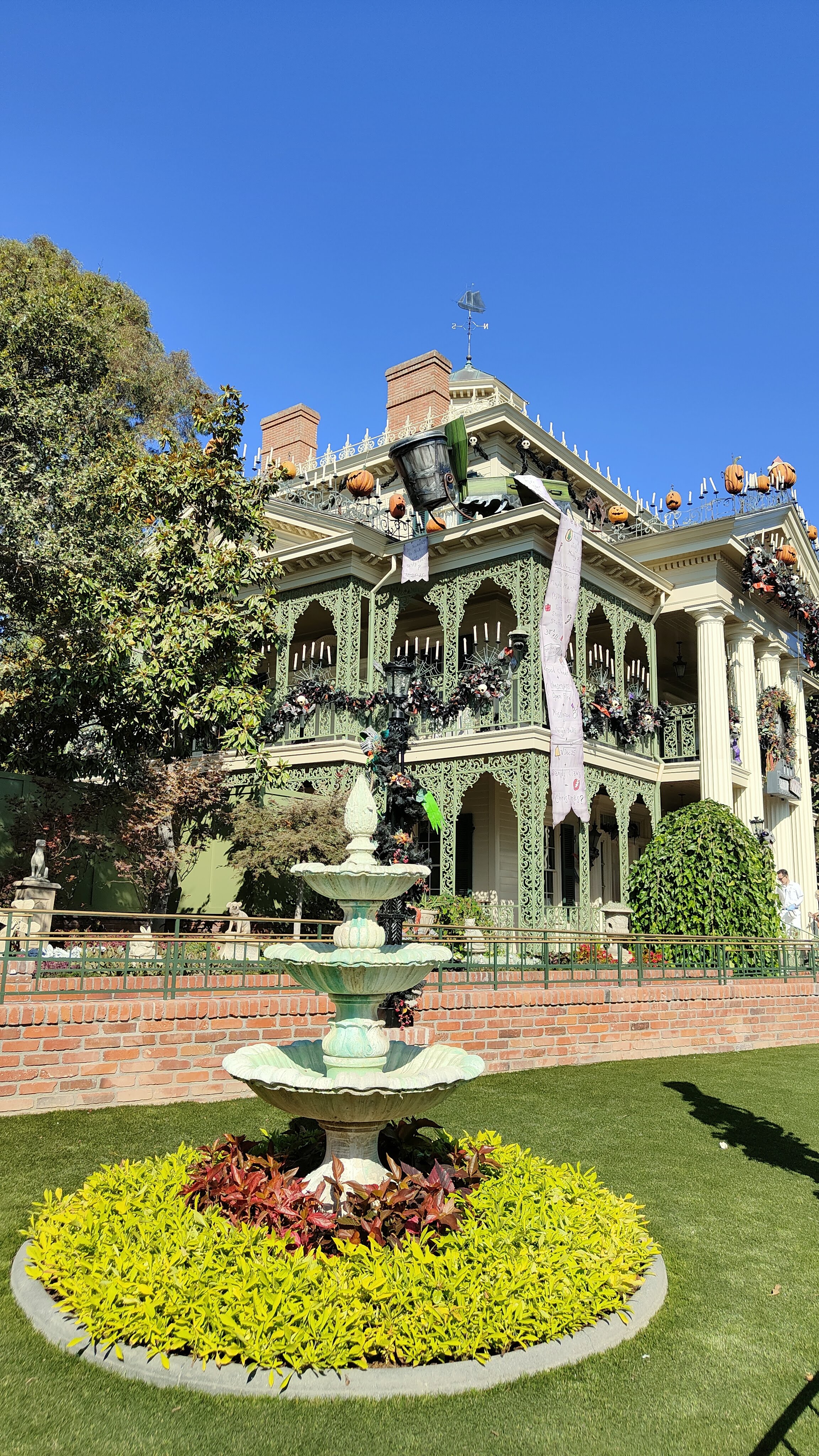 Haunted Mansion à Disneyland en version Halloween