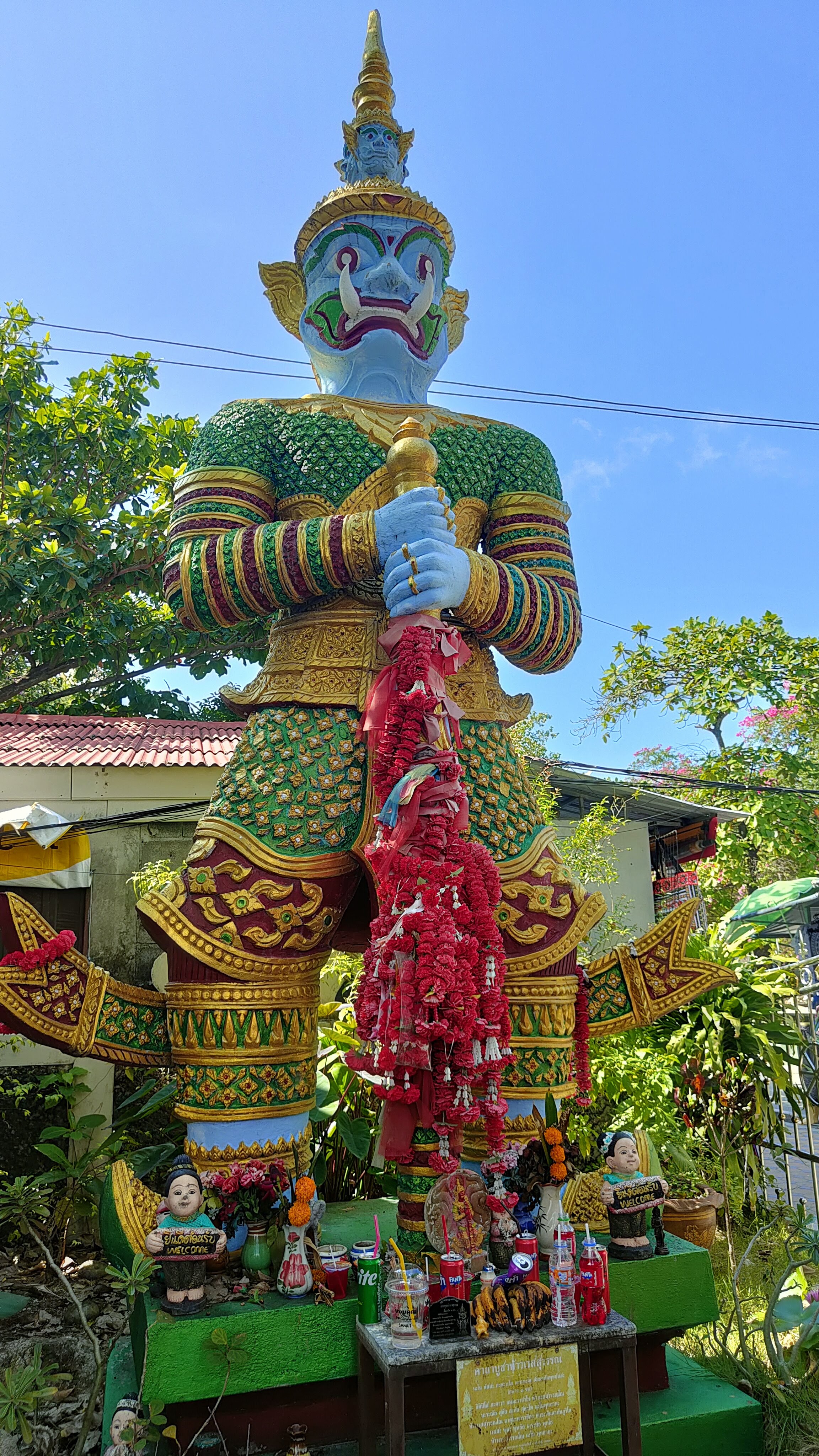 Statues à Wat Phra Yai