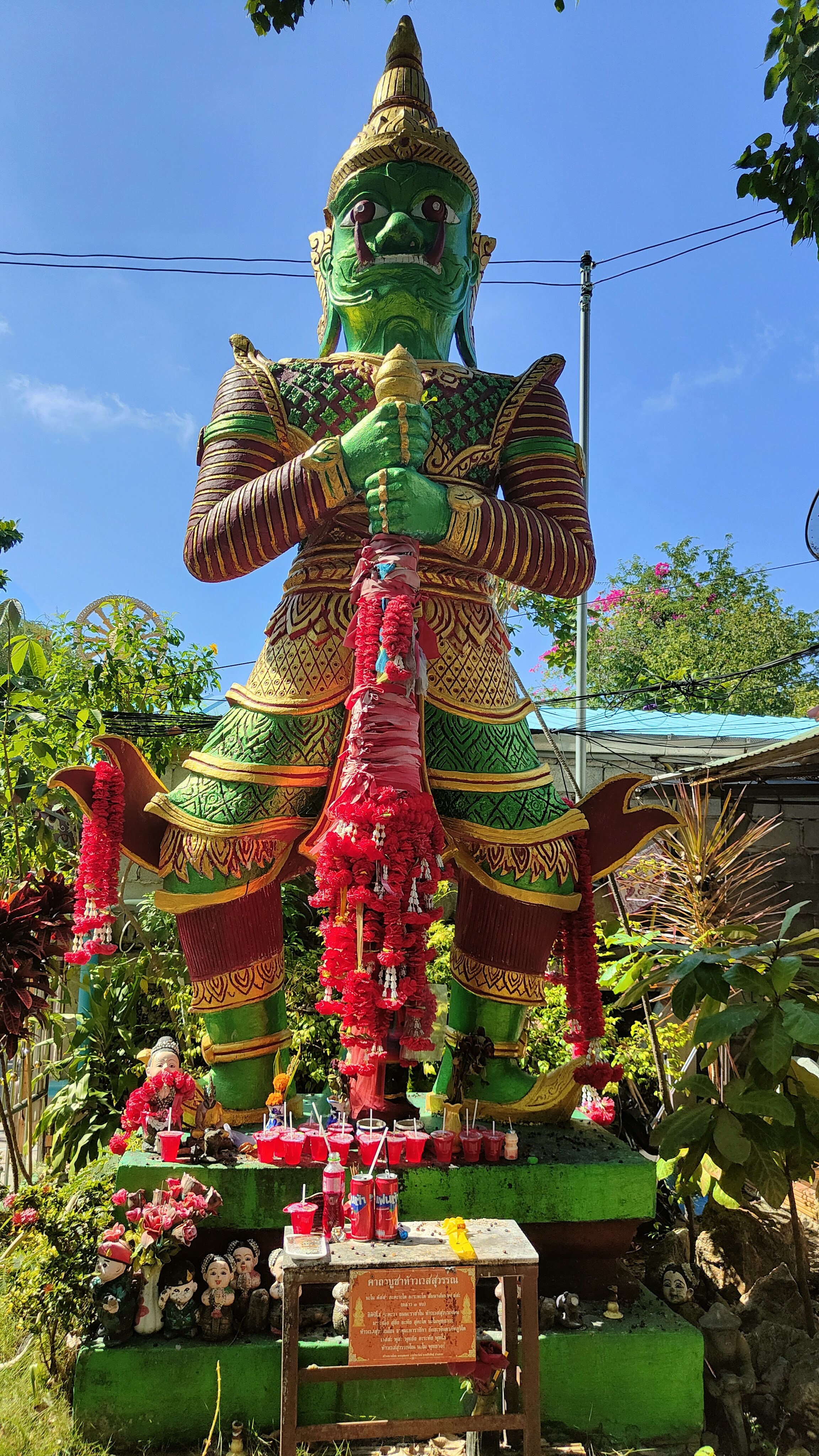 Statues à Wat Phra Yai