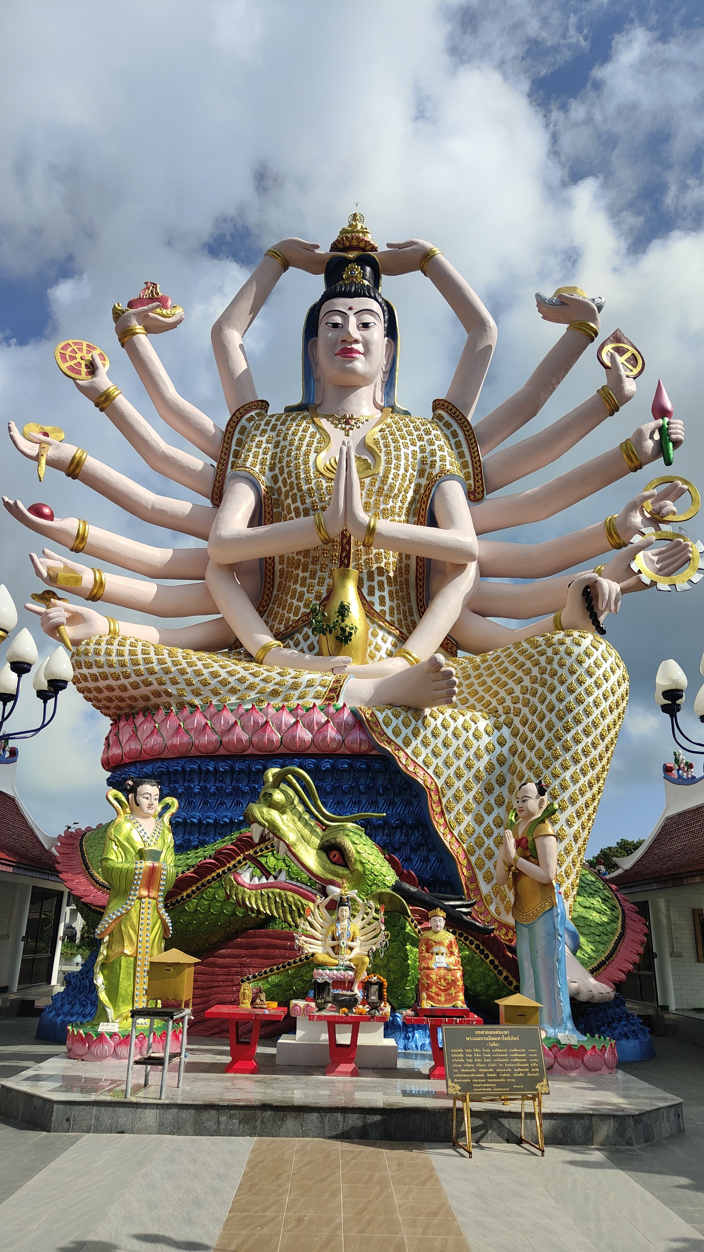 La déesse Guanyin au Wat Plai Laem