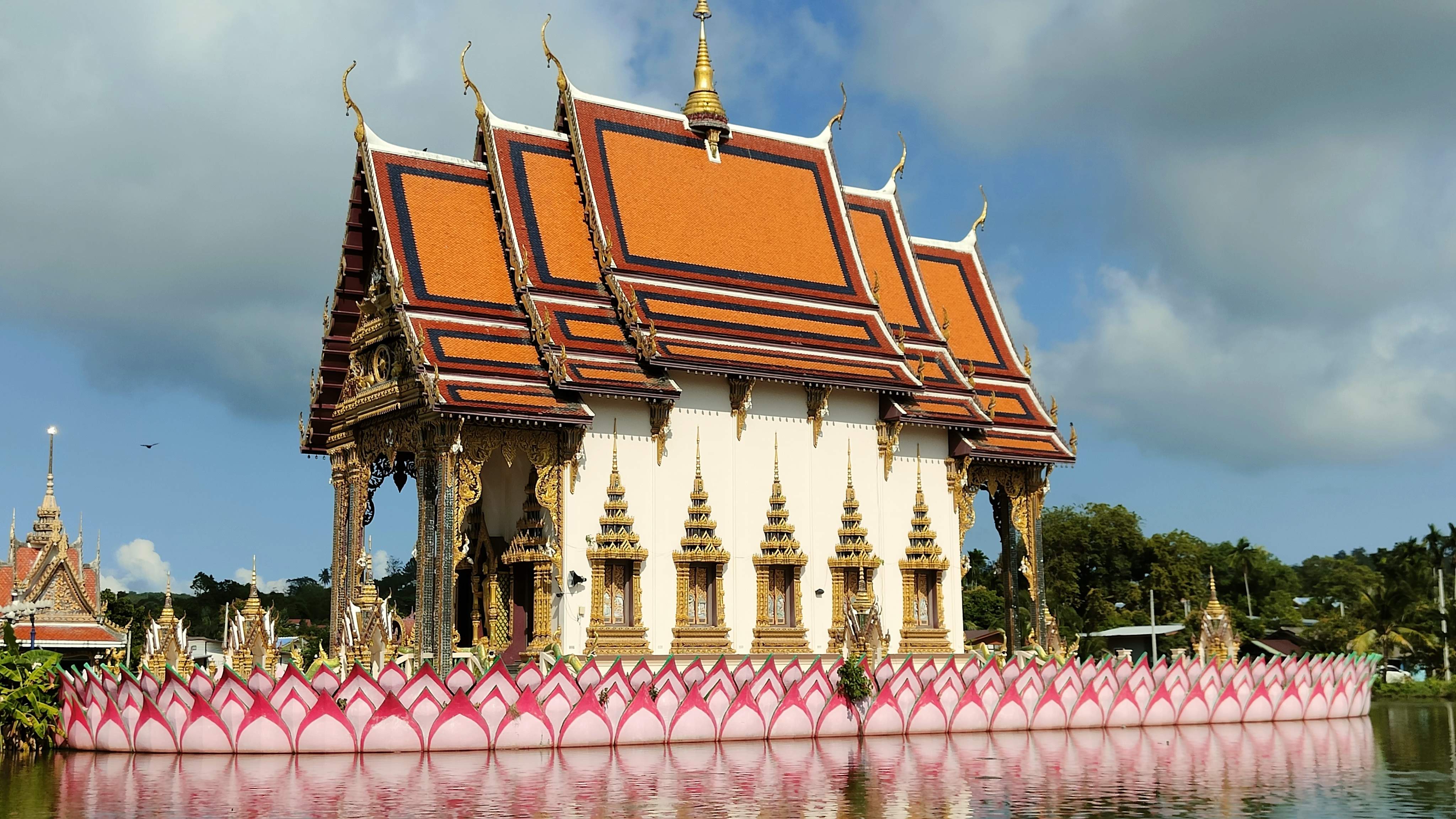 Wat Plai Laem