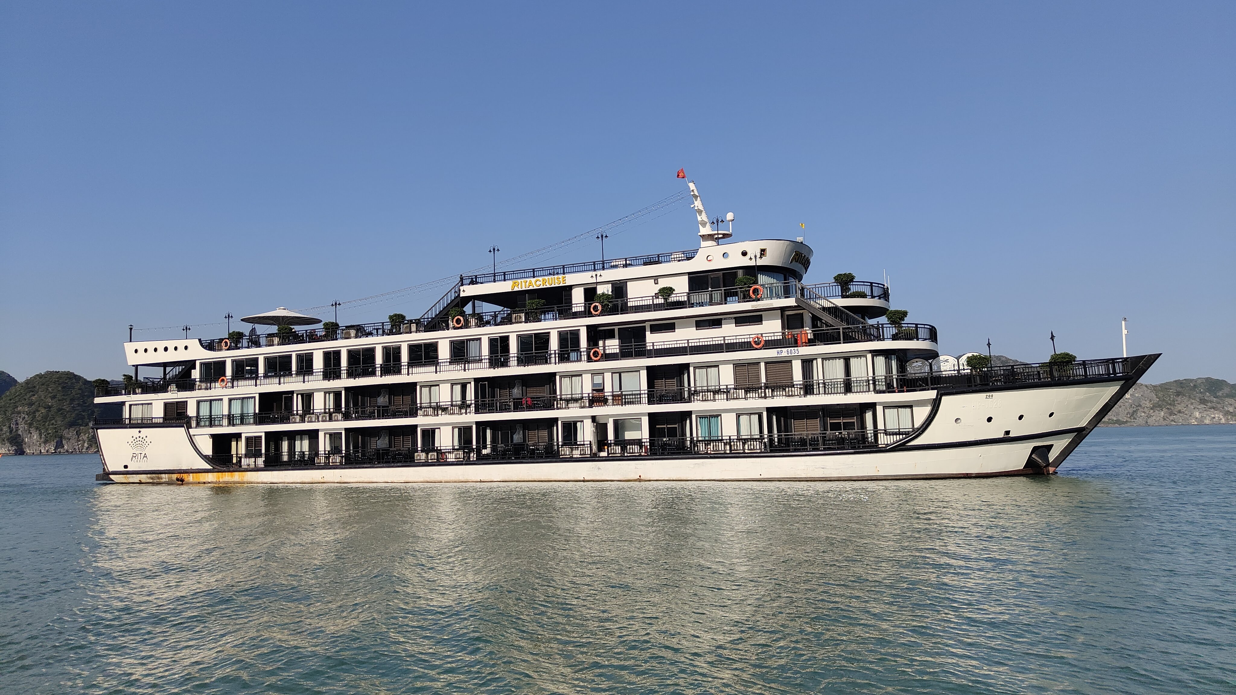 Notre bateau dans la baie de Ha Long