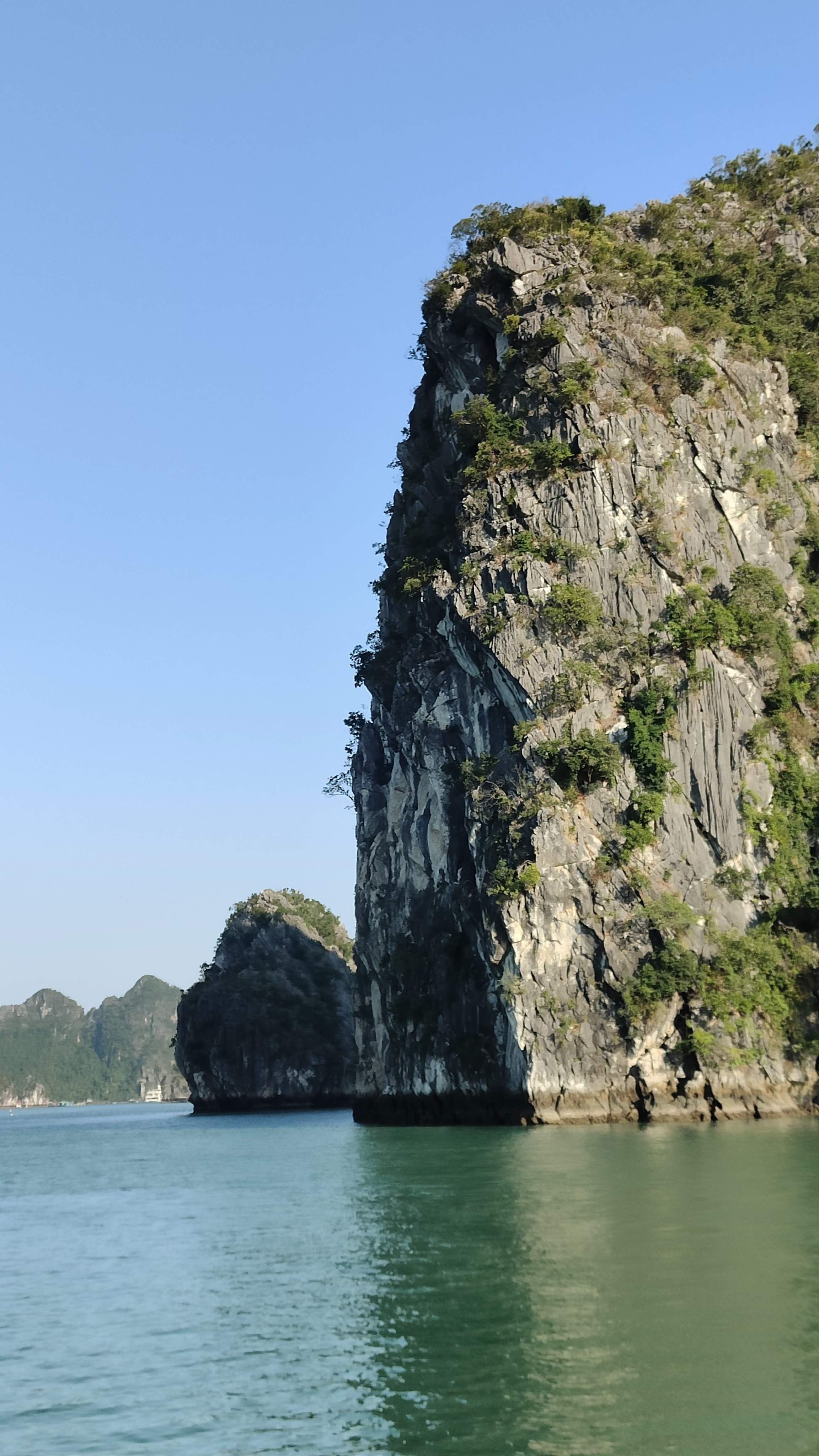 vers la grotte lumineuse de la baie de Ha Long