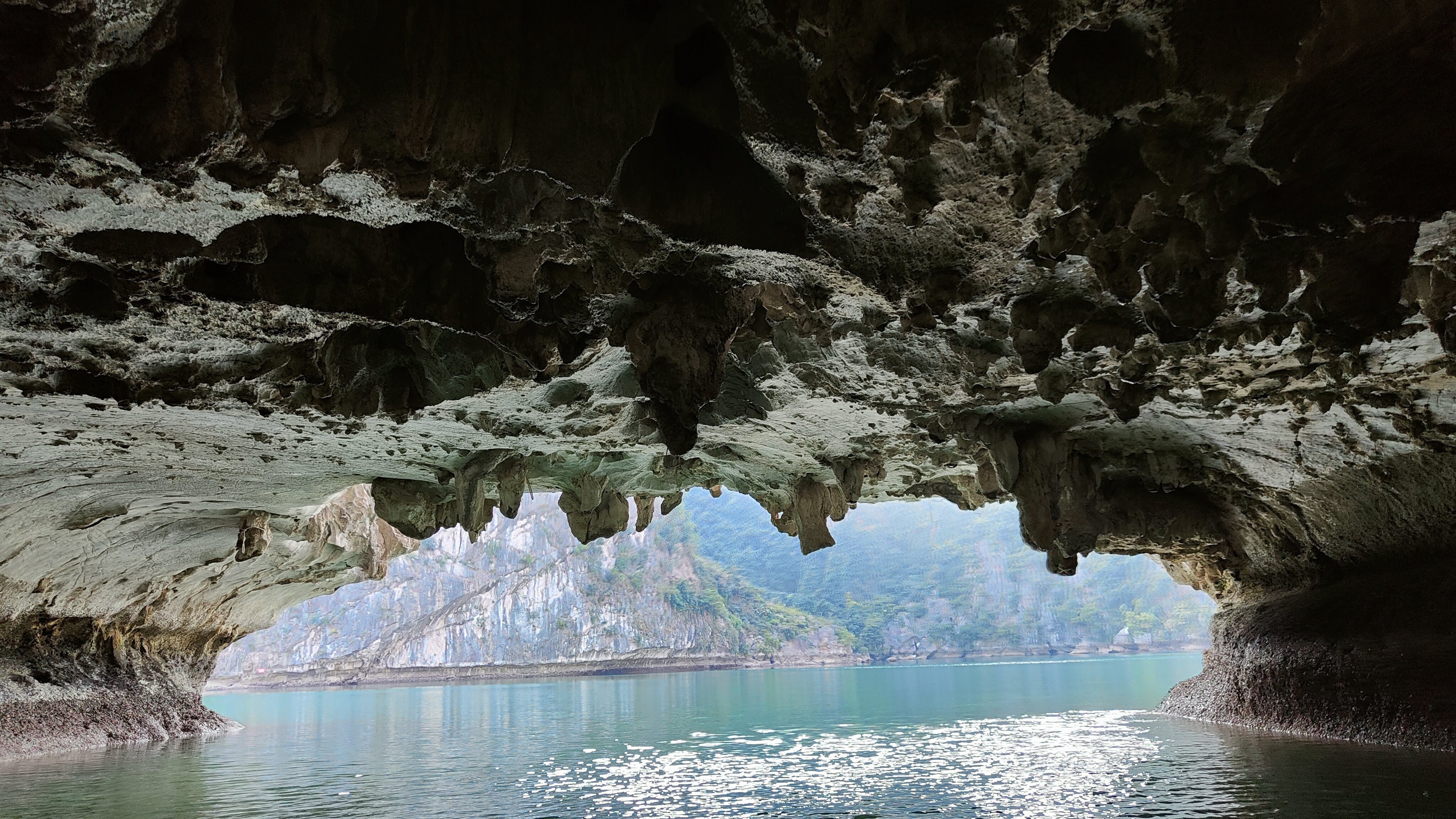 Grotte lumineuse de la baie de Ha Long