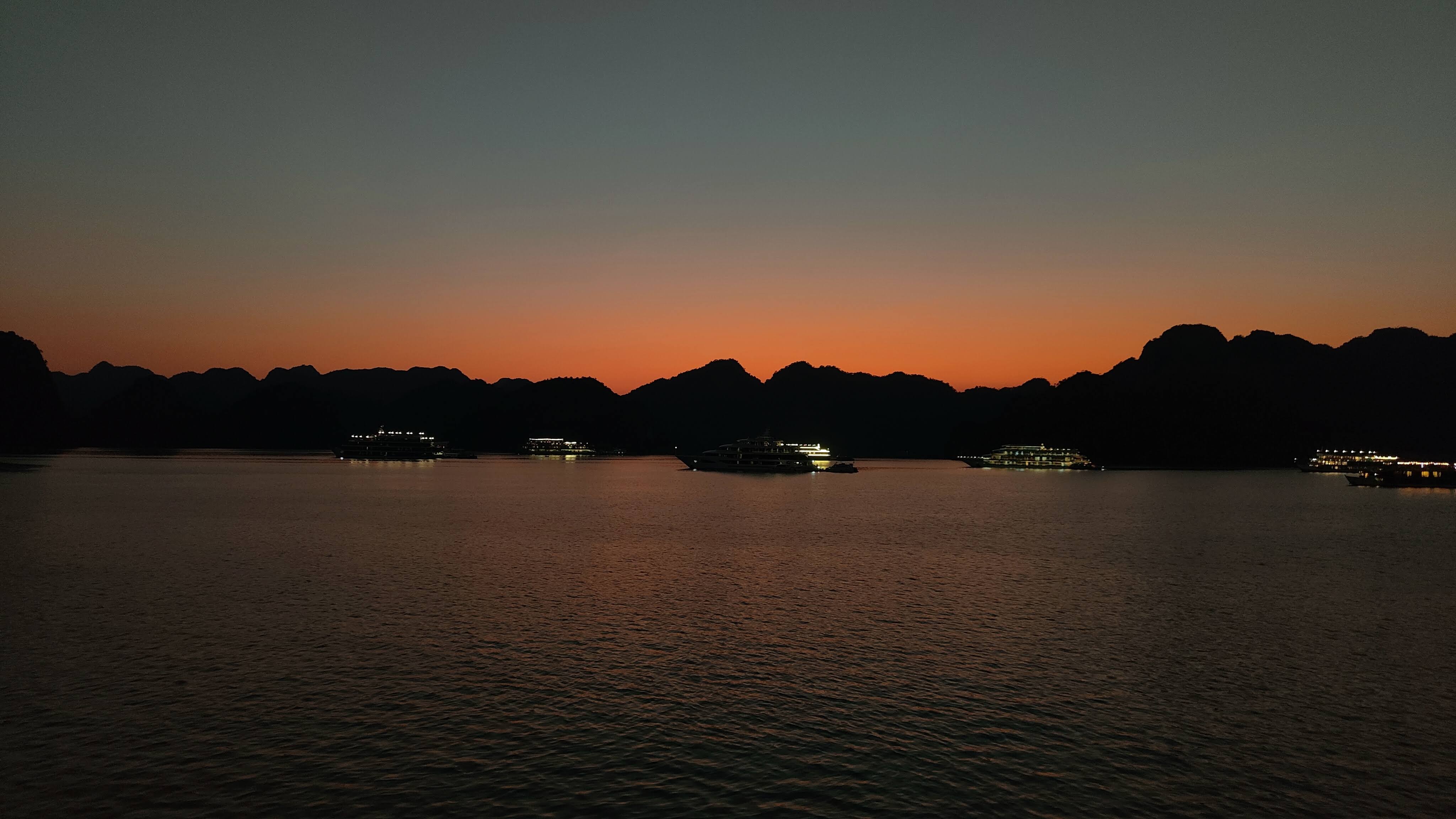 Coucher de soleil sur la baie de Ha Long